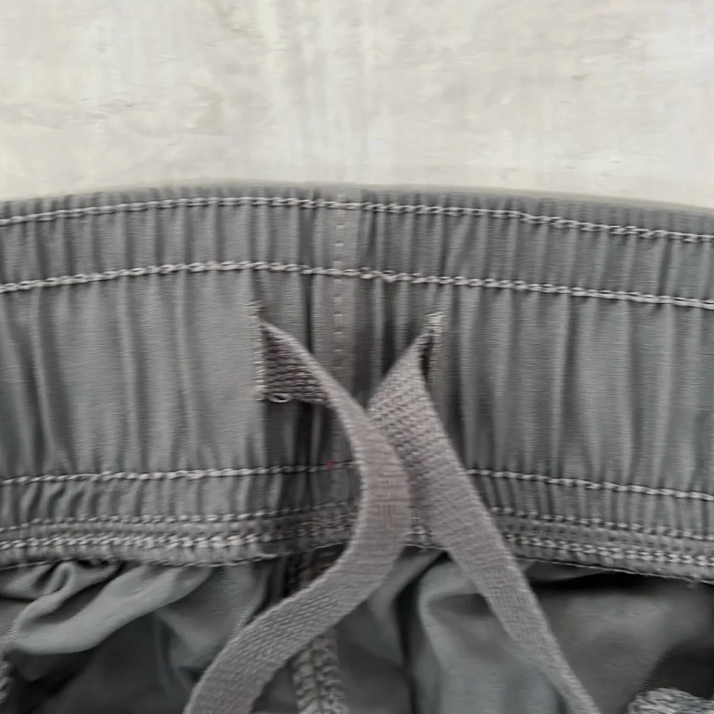 NWT Under Armour pitch gray/black woven graphic short, men’s M - Picture 7 of 8